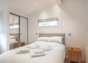 3 bedrooms, free WiFi - New in 2017. Spacious and luxurious lodge. (Carnmenellis, Nr Falmouth)