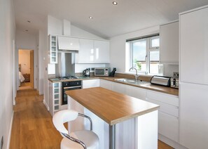 Een koelkast, een oven, een kookplaat, een vaatwasser