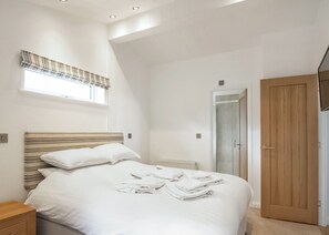3 bedrooms, free WiFi - New in 2017. Spacious and luxurious lodge. (Carnmenellis, Nr Falmouth)