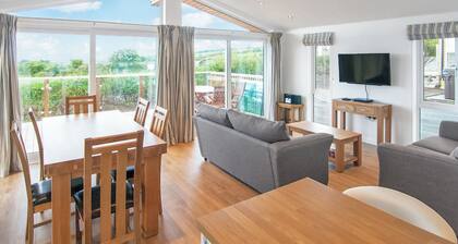 New in 2017. Spacious and luxurious lodge.