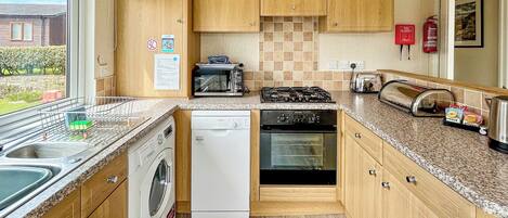 Een koelkast, een oven, een kookplaat, een broodrooster