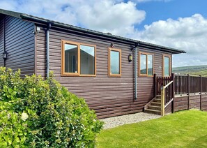 Exterior - Lodge with one master double and one twin. (Tintagel)