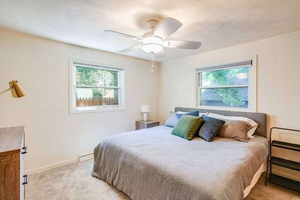 4 bedrooms, WiFi, bed sheets - Home 3 Minutes from Notre Dame. Sleeps 8+ (South Bend)