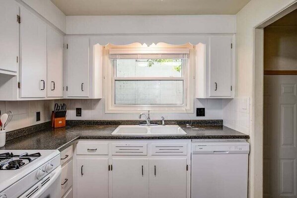 Réfrigérateur, micro-ondes, grille-pain