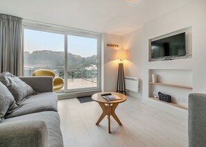 TV - Sea Retreat is one of a kind here at Millendreath Beach Resort. (Millendreath, Looe)