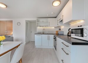 Fridge, oven, stovetop, dishwasher - Sea Retreat is one of a kind here at Millendreath Beach Resort. (Millendreath, Looe)