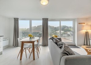 Living area - Sea Retreat is one of a kind here at Millendreath Beach Resort. (Millendreath, Looe)