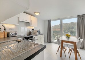 Kjøleskap, ovn, kokeplater og oppvaskmaskin