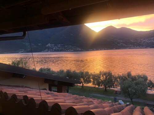 Open space lakefront apartment with pool in Monte Isola