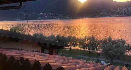 Open space lakefront apartment with pool in Monte Isola