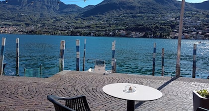 Open space lakefront apartment with pool in Monte Isola