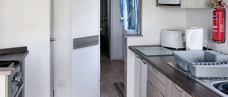 Réfrigérateur, un four, surface de cuisson, grille-pain