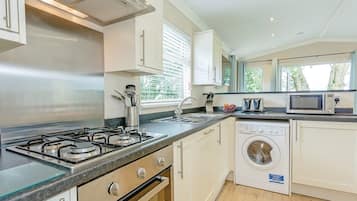 Jääkaappi, uuni, liesi, leivänpaahdin