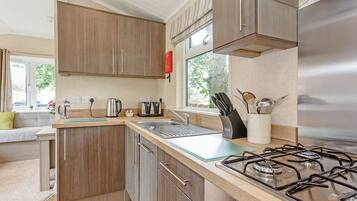 Jääkaappi, uuni, liesi, leivänpaahdin