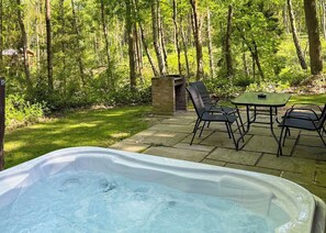 Outdoor dining - Semi-detached lodge with modern styling features. (Ellesmere)