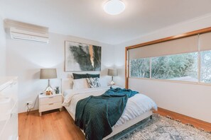 4 quartos, escrivaninha, ferros/tábuas de passar roupa