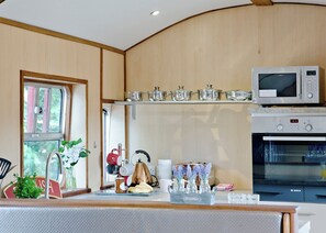 Een koelkast, een oven, een kookplaat, een vaatwasser