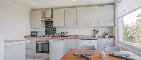 Frigorifero, forno, piano cottura, lavastoviglie