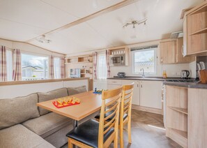 Fridge, oven, stovetop, toaster - Signature Three Bedroom (Cheddar,)