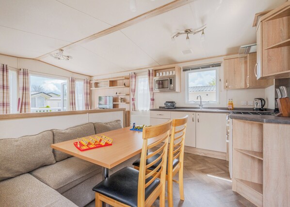 Køleskab, ovn, kogeplade, brødrister