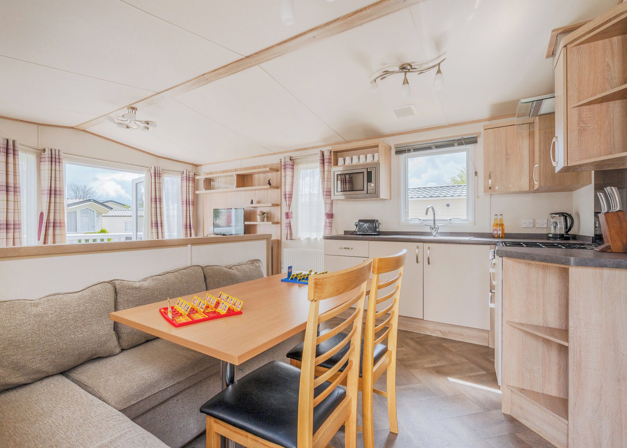 Réfrigérateur, four, plaque de cuisson, grille-pain