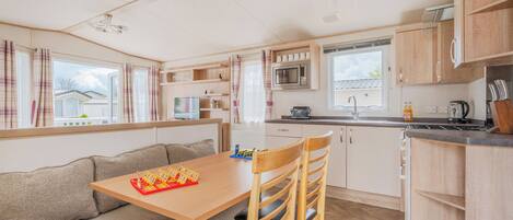 Réfrigérateur, four, plaque de cuisson, grille-pain