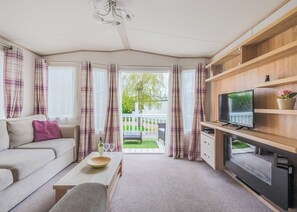 TV - Signature Three Bedroom (Cheddar,)