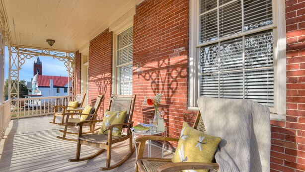Terrace/patio - Stovall #3 Historic & walkable to downtown Augusta hotspots (Augusta)