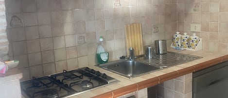 Fridge, oven, stovetop, coffee/tea maker