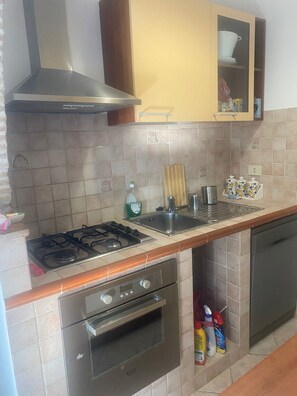 Kjøleskap, ovn, kokeplater og kaffetrakter/tekoker