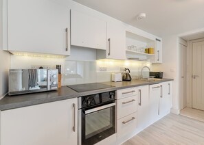 Réfrigérateur, four, plaque de cuisson, lave-vaisselle