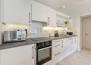 Oven - Sea Shore apartments are perfect for families. (Millendreath, Looe)
