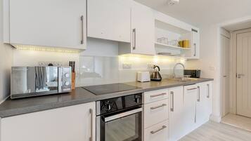 Fridge, oven, stovetop, dishwasher