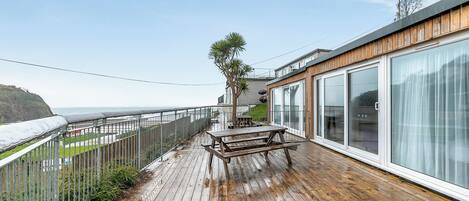 تناول الطعام بالخارج