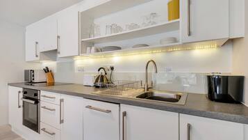 Fridge, oven, stovetop, dishwasher