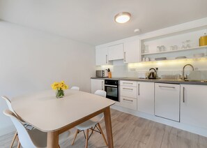 Oven - Sea Shore apartments are perfect for families. (Millendreath, Looe)