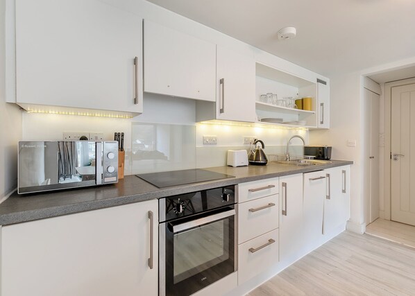 Fridge, oven, stovetop, dishwasher