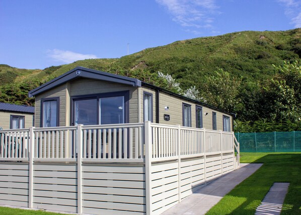 Exterior - Modern, contemporary holiday home facing the sea. (Lendalfoot)