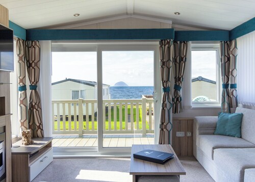 Modern, contemporary holiday home facing the sea.