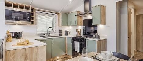 Frigorífico, horno, placa de cocina y tostadora