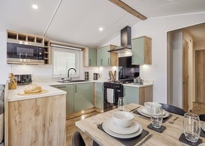 Frigorífico, horno, placa de cocina y tostadora