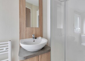 Bathroom - 3 bedroom accommodation in Summerhill, Amroth (Summerhill, Amroth)