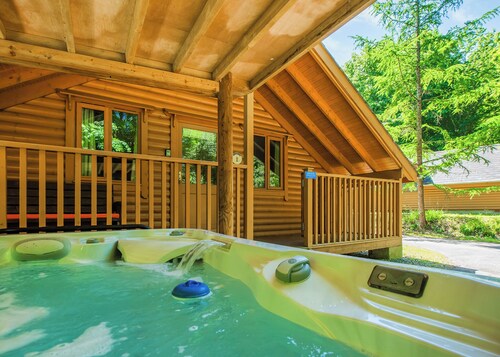 Timber lodge set in an elevated woodland position with one double and one twin.
