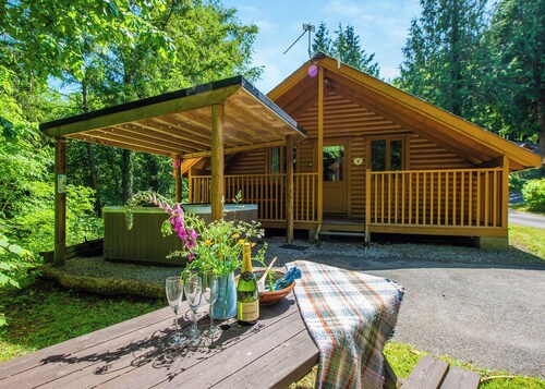 Timber lodge set in an elevated woodland position with one double and one twin.