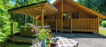 Timber lodge set in an elevated woodland position with one double and one twin.