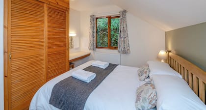 Timber lodge set in an elevated woodland position with one double and one twin.