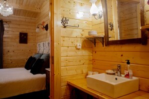 1 bedroom, travel cot, free WiFi, bed sheets