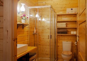 Een douche, een haardroger, handdoeken, toiletpapier