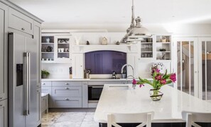 Fridge, oven, stovetop, dishwasher