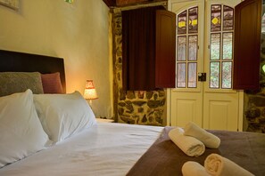 Travel cot, free WiFi, bed sheets